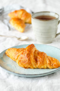 Frühstück mit frischen Croissants Frühstück mit frischen Croissants